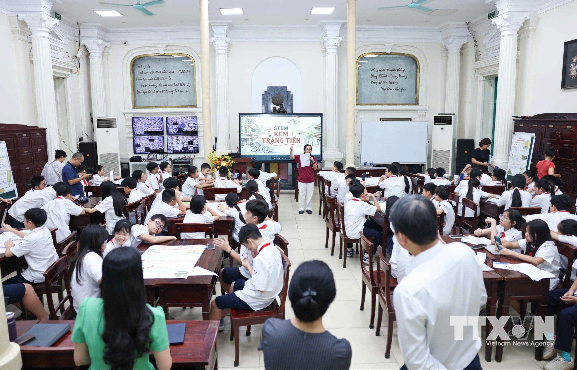 Hoạt động trải nghiệm thực tế tại kem Tràng Tiền giúp học sinh tiếp cận một địa chỉ quen thuộc của Hà Nội dưới góc nhìn lịch sử, văn hóa, khoa học và môi trường. (Ảnh: Thanh Tùng/TTXVN)